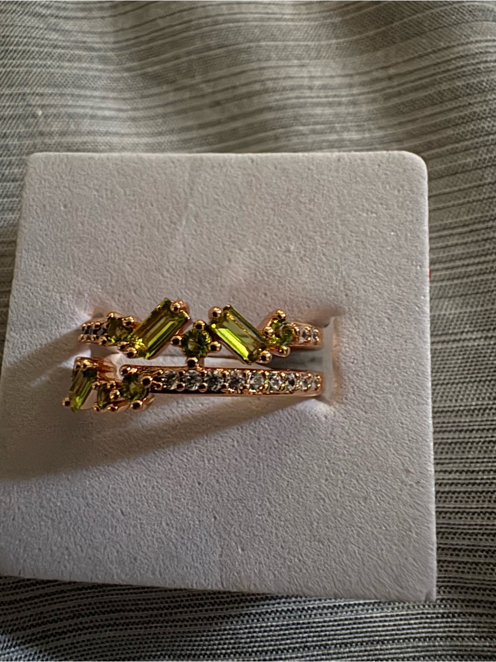 Elegant rose Gold and Green Gemstone Ring - Picture 3 of 3